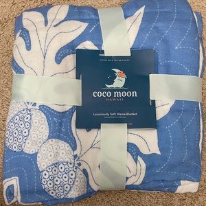 Coco moon hawaii luxuriously soft mama blanket